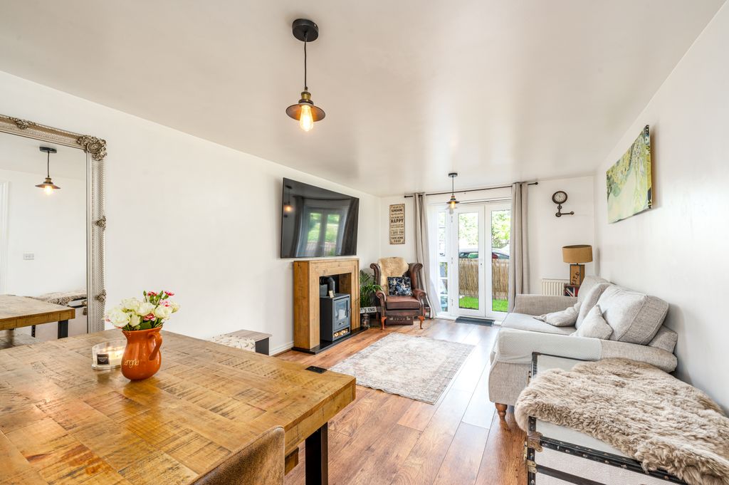 Property photo 3 of 18 07