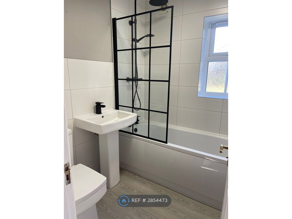 Property photo 2 of 10 Bathroom