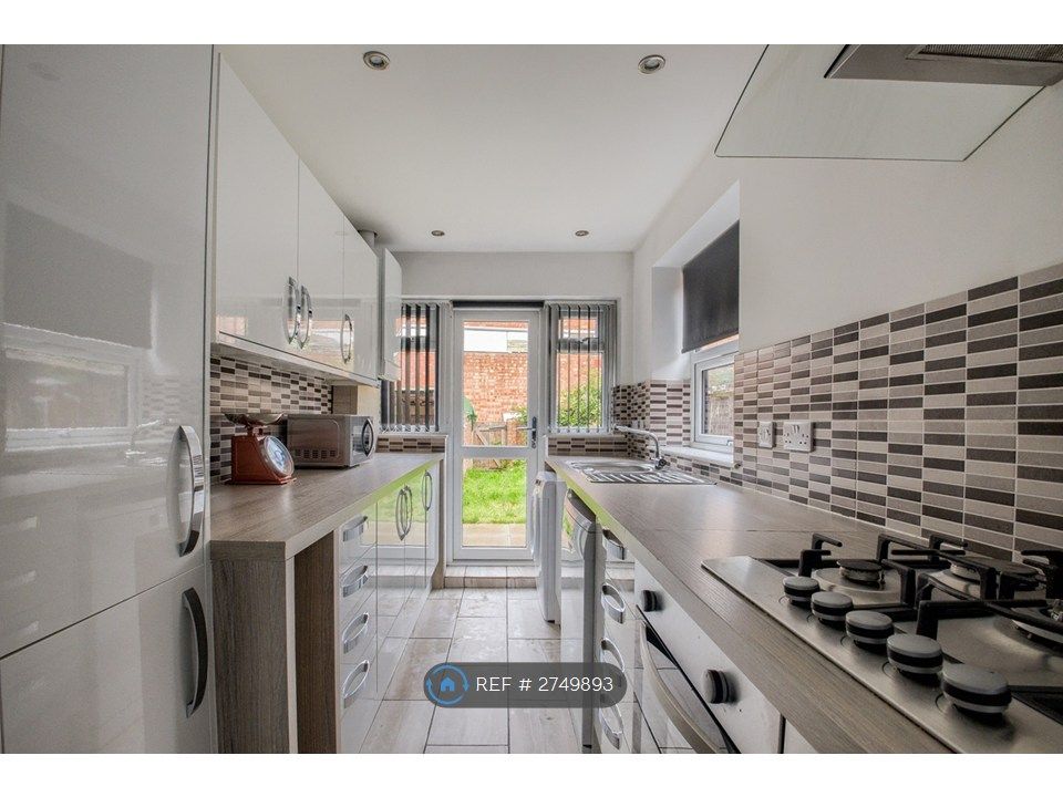 Property photo 3 of 12 Living Room/ Kitchen