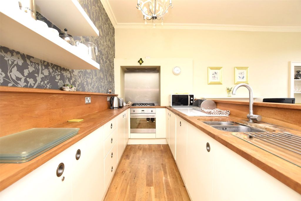 Property photo 3 of 8 Kitchen
