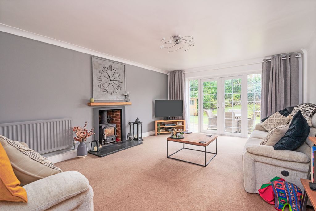 Property photo 2 of 17 Sitting