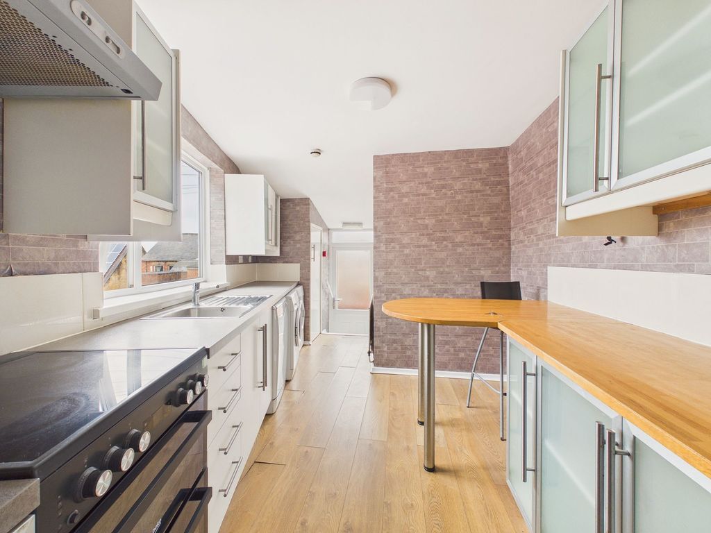 Property photo 3 of 11 Kitchen
