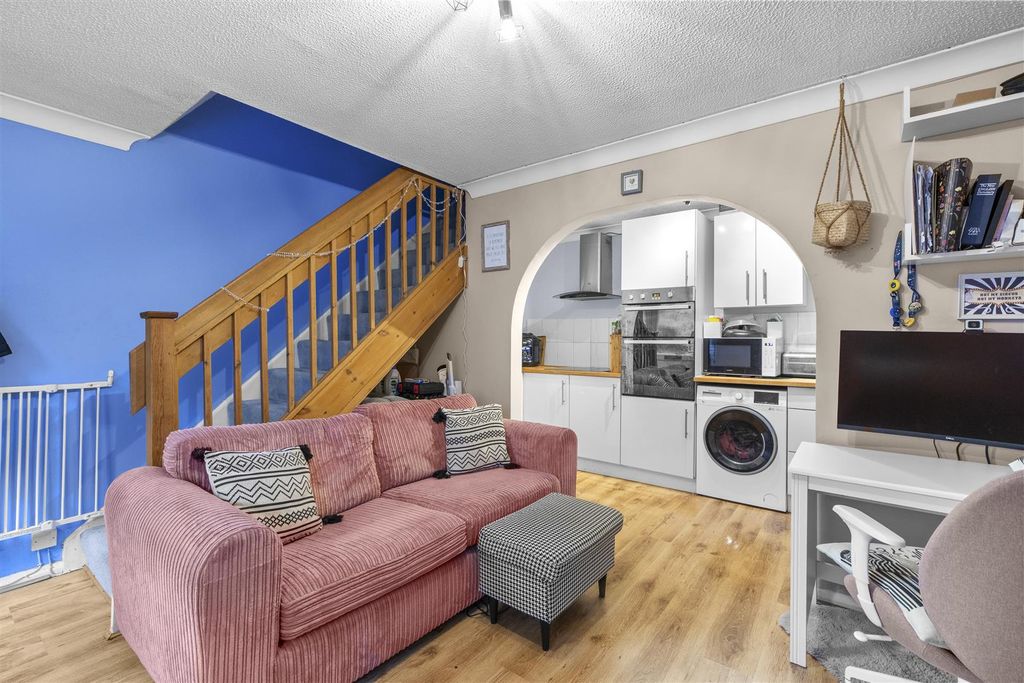 Property photo 2 of 11 46 Lawsone Rise, Hp13 5Ns-6.Jpg