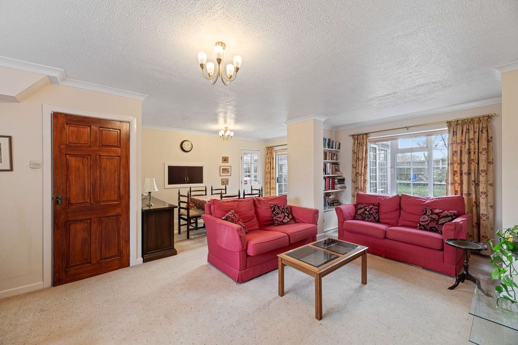 Property photo 3 of 18 Lounge