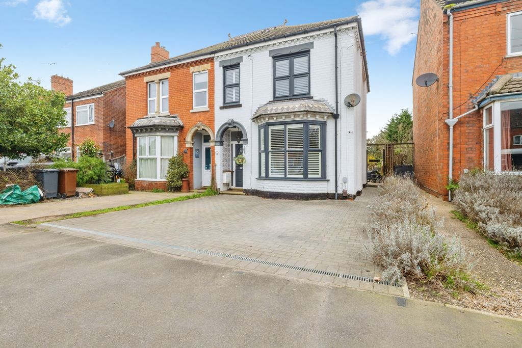 Property photo 1 of 20 2026-03-06-102Hykehamroad044