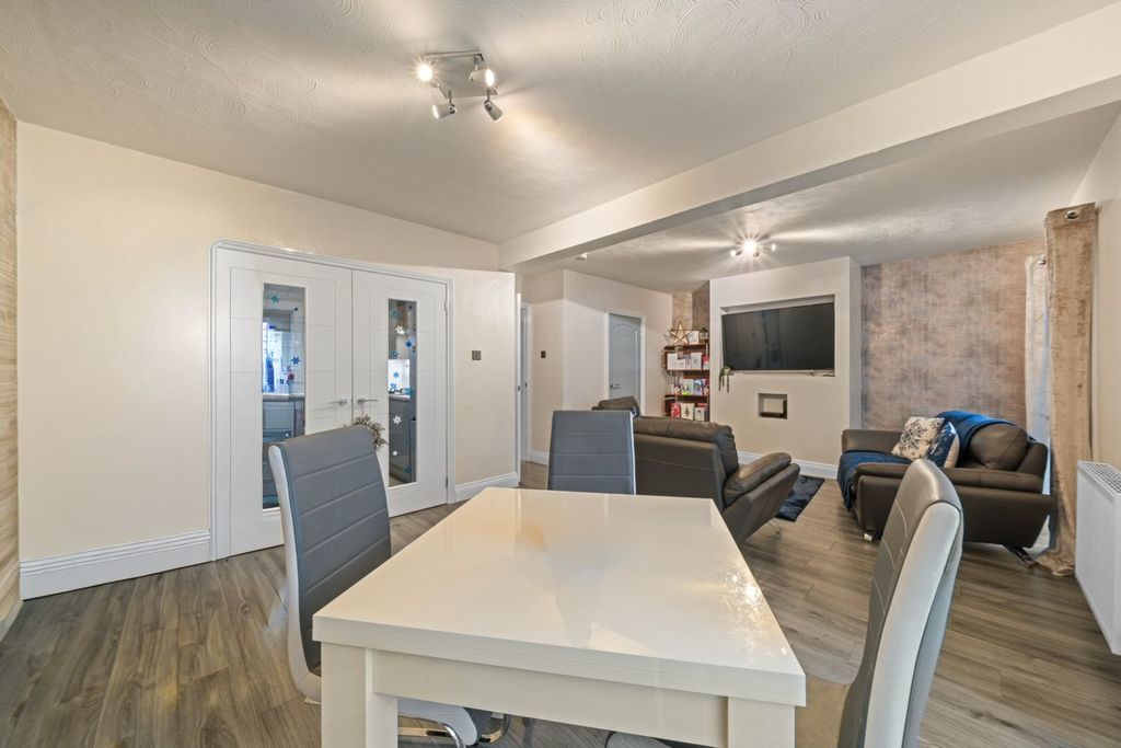 Property photo 2 of 28