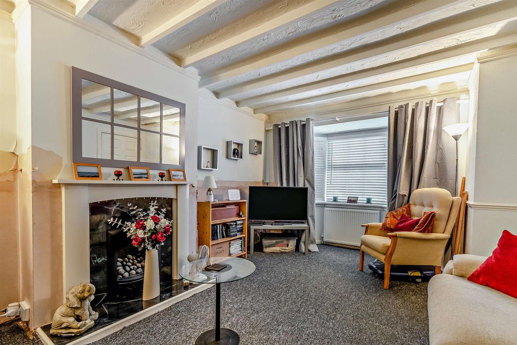 Property photo 3 of 10 8676125-Interior10-800.Jpg