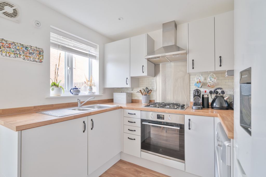 Property photo 3 of 21 Kitchen / Dining Room