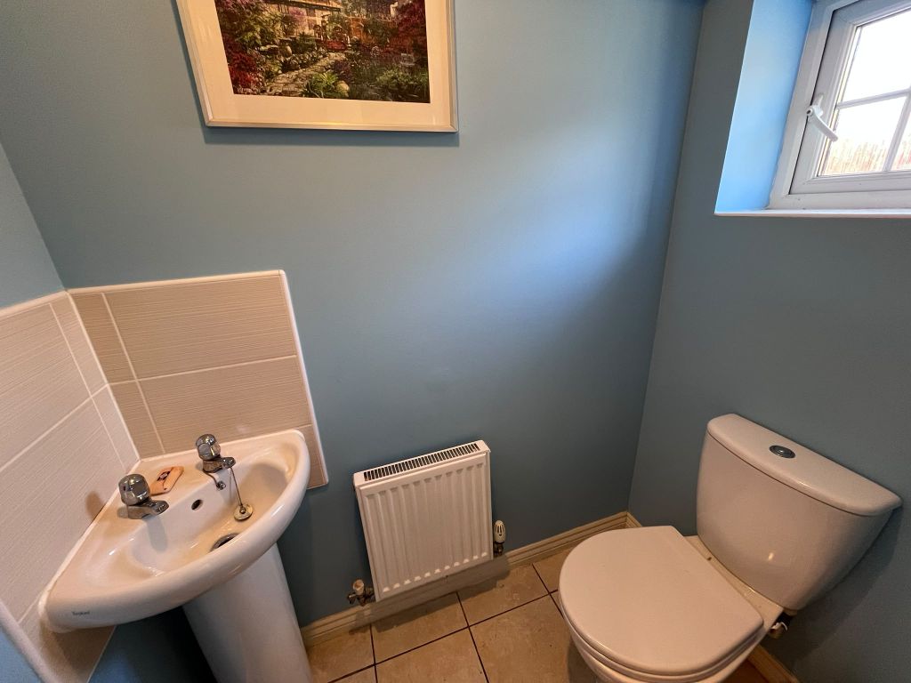 Property photo 2 of 11 Cloakroom
