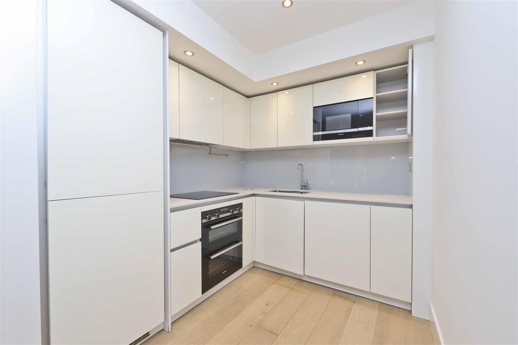 Property photo 3 of 11 Kitchen