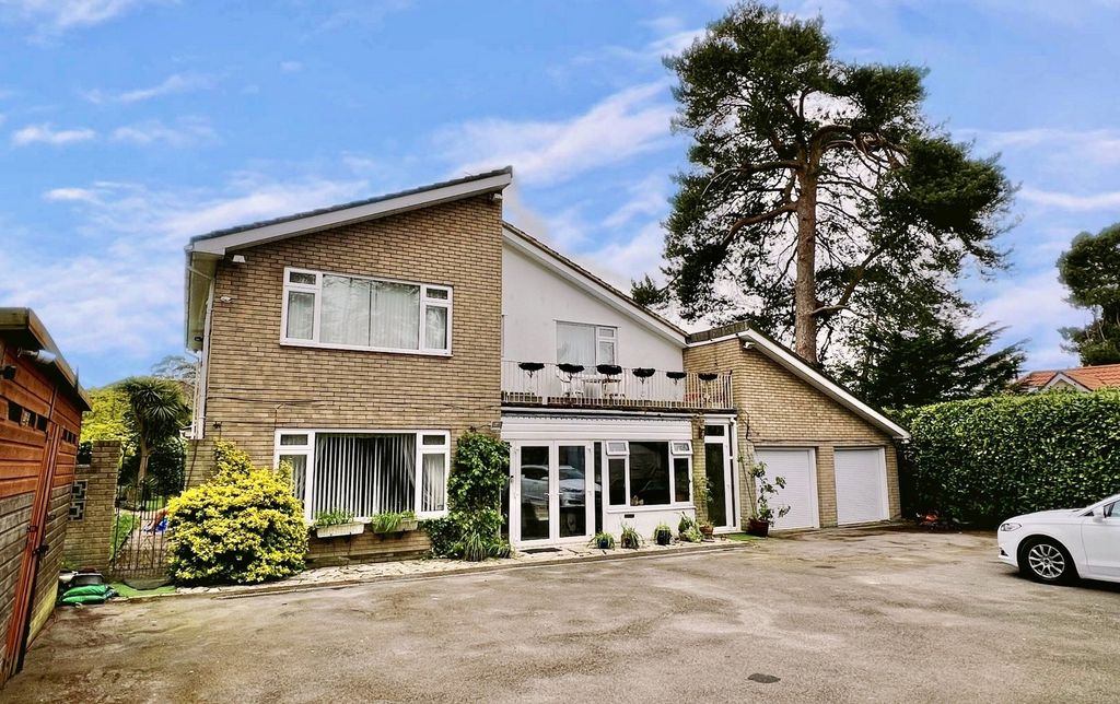 Property photo 1 of 25 5 Bedroom Detached House