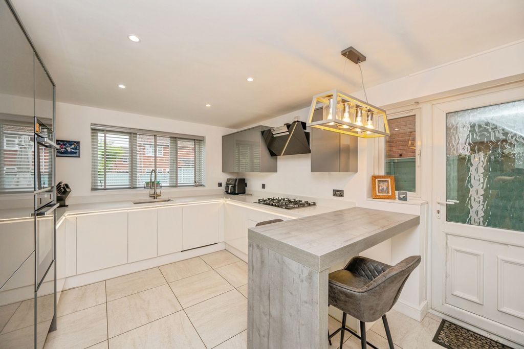 Property photo 3 of 30 Pbox-Img.Jpg