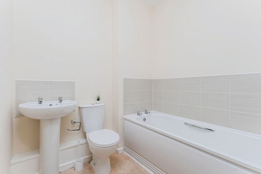 Property photo 3 of 13 Bathroom