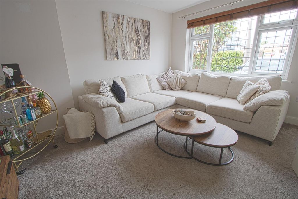 Property photo 3 of 13 Lounge1.Jpg