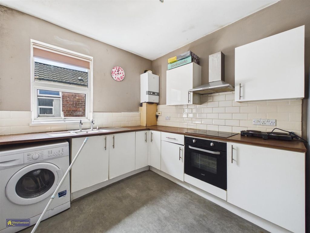 Property photo 3 of 8 Kitchen