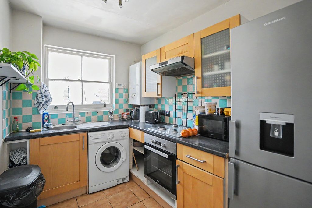 Property photo 2 of 13 Flat 1, 21 Streatham Common North, Streatham, Sw16 3Hj