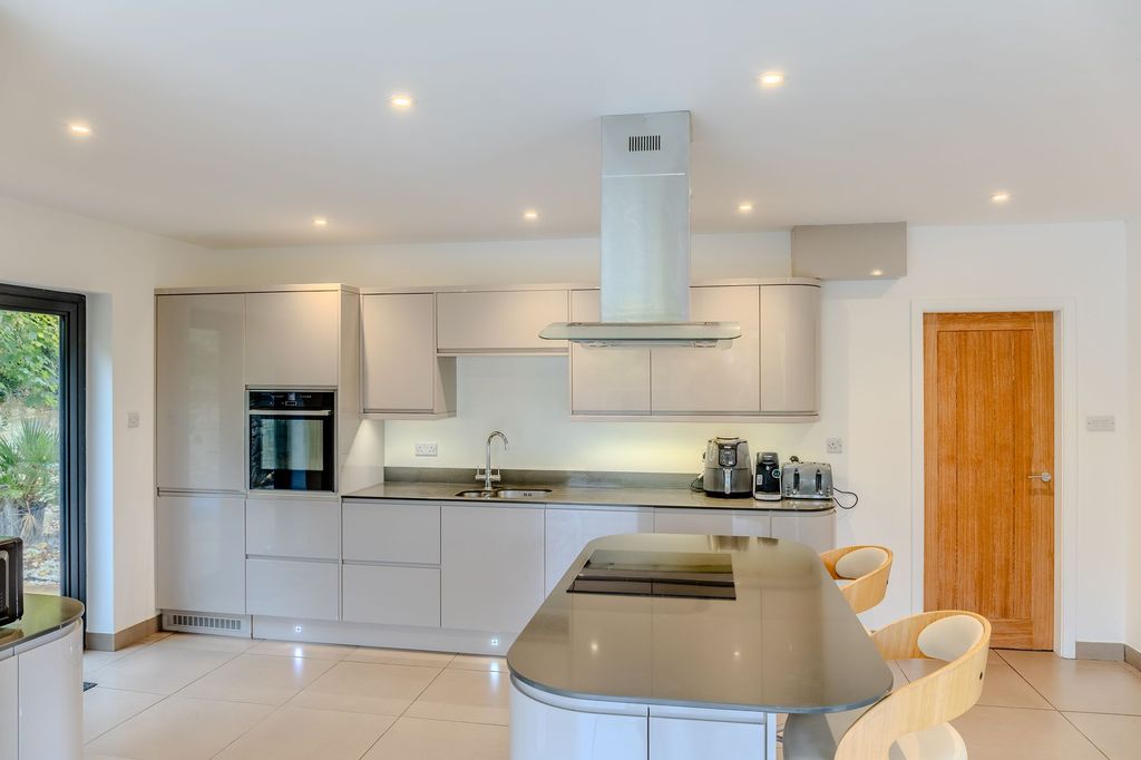 Property photo 3 of 36