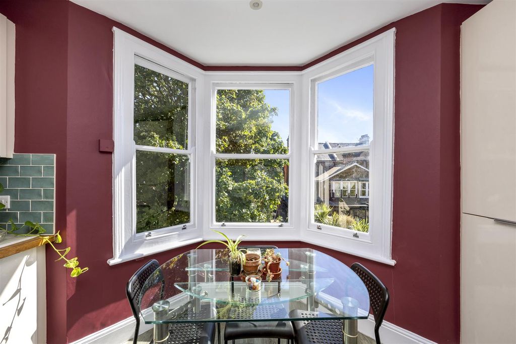 Property photo 3 of 15 Portland Road 22, Top Floor Flat-004.Jpg