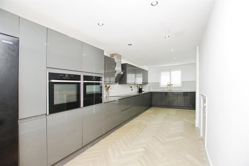 Property photo 3 of 20 Kitchen/Diner