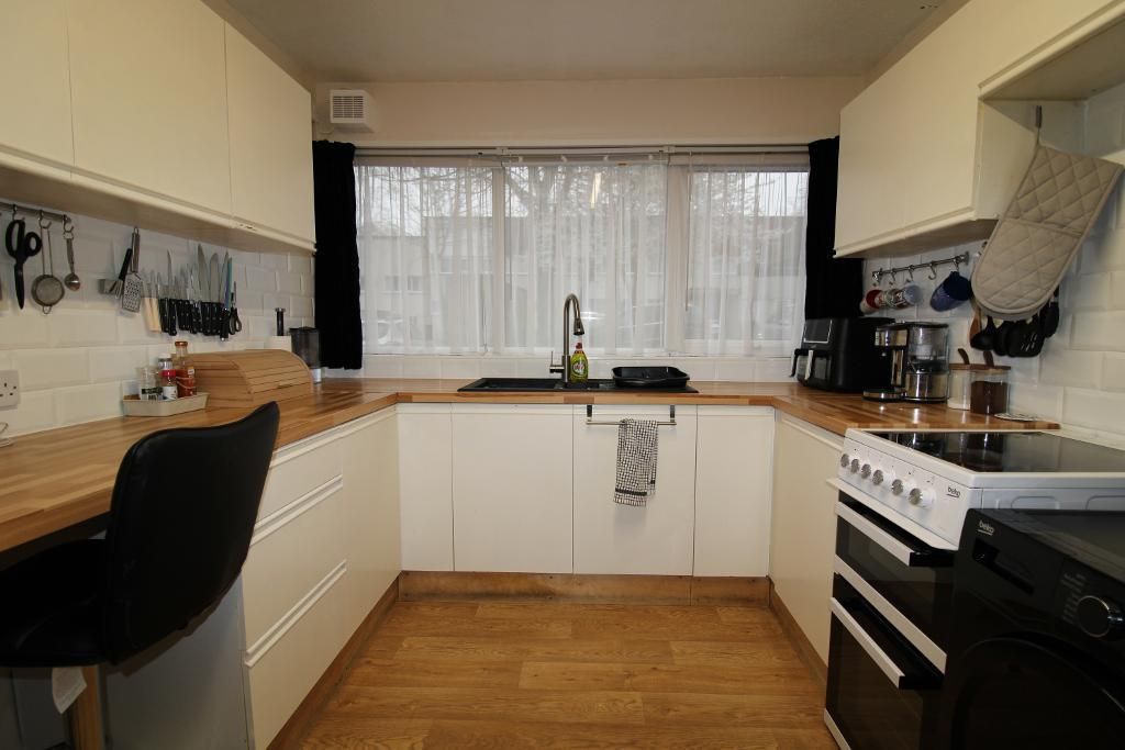 Property photo 3 of 11 Kitchen