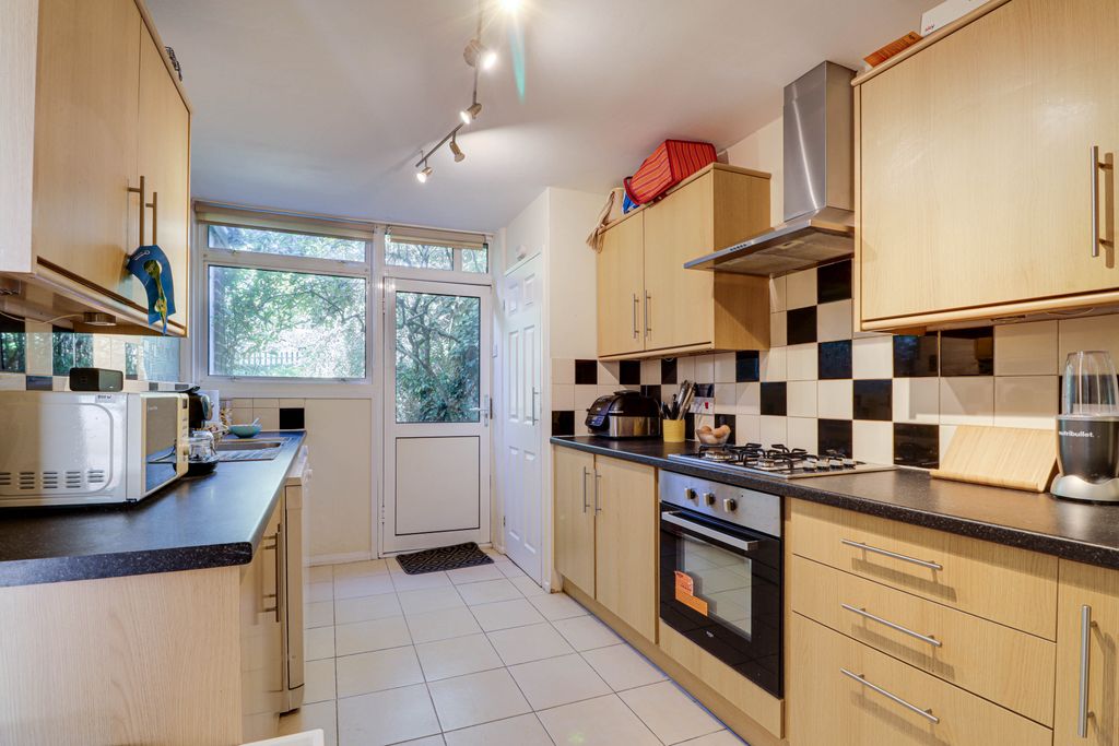 Property photo 3 of 11 Kitchen