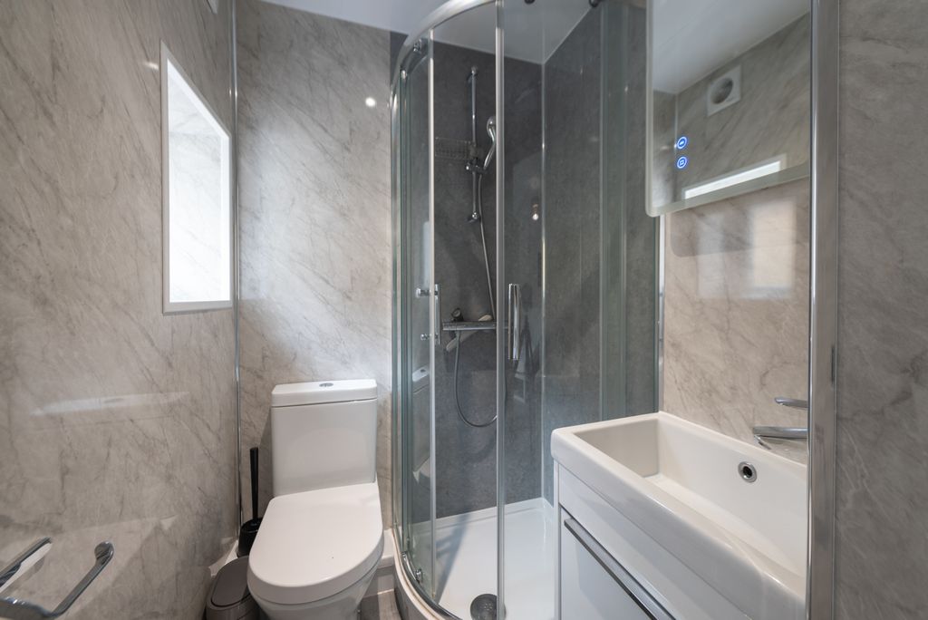 Property photo 2 of 28 33-8 Thackeray Road 04-06-26
