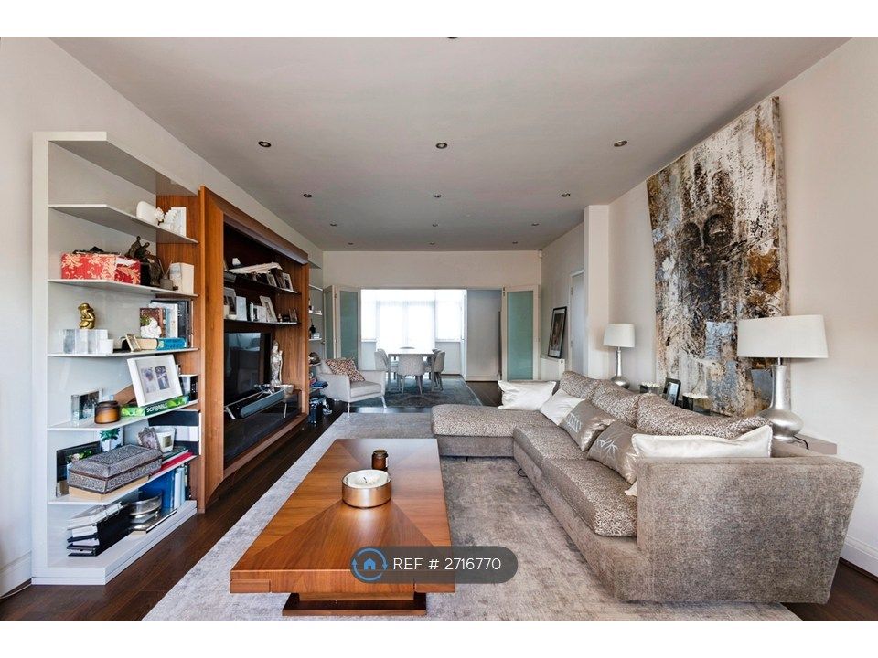 Property photo 3 of 24 Lounge