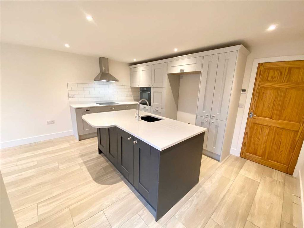 Property photo 3 of 32