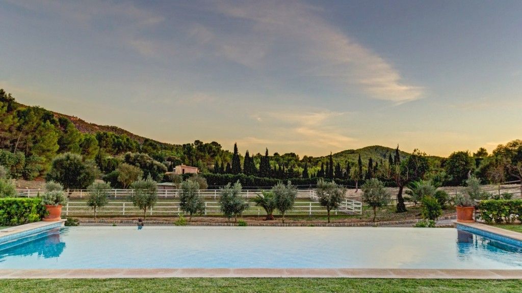 Property photo 3 of 20 Pool And Mountain View