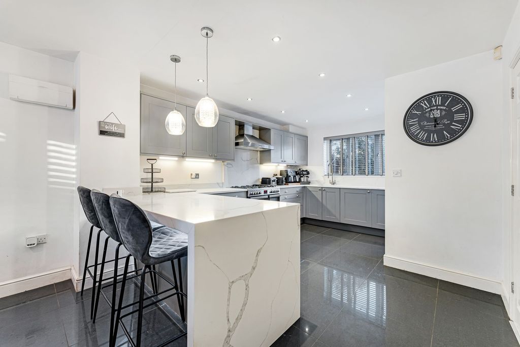 Property photo 2 of 28