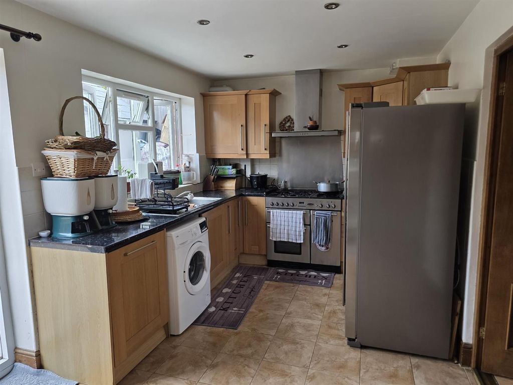 Property photo 3 of 11 Kitchen 37.Jpg