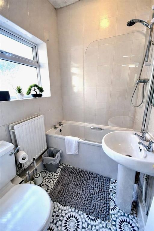 Property photo 2 of 8 Bathroom