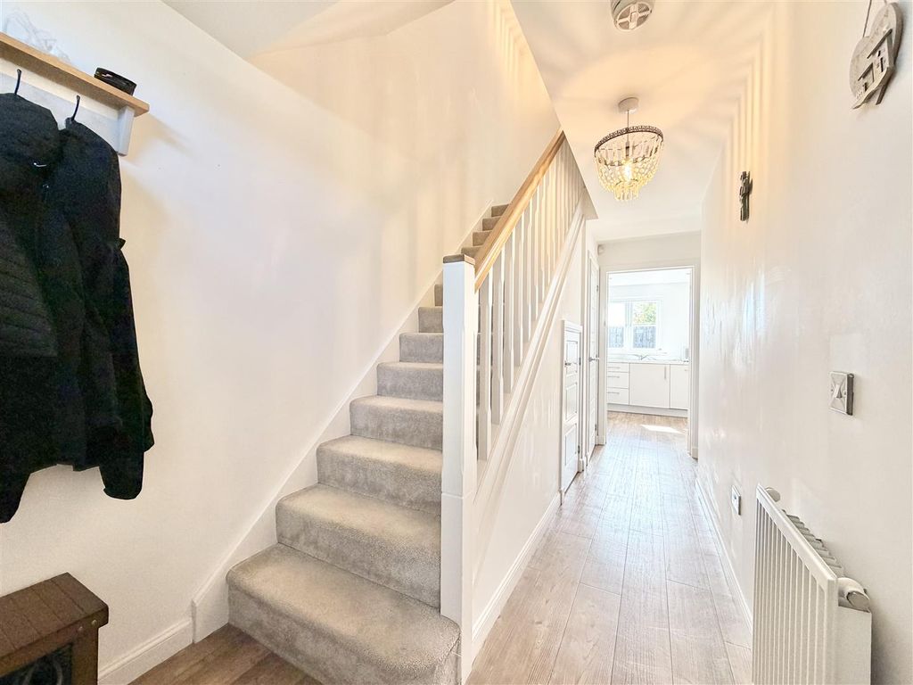 Property photo 2 of 18 Hallway
