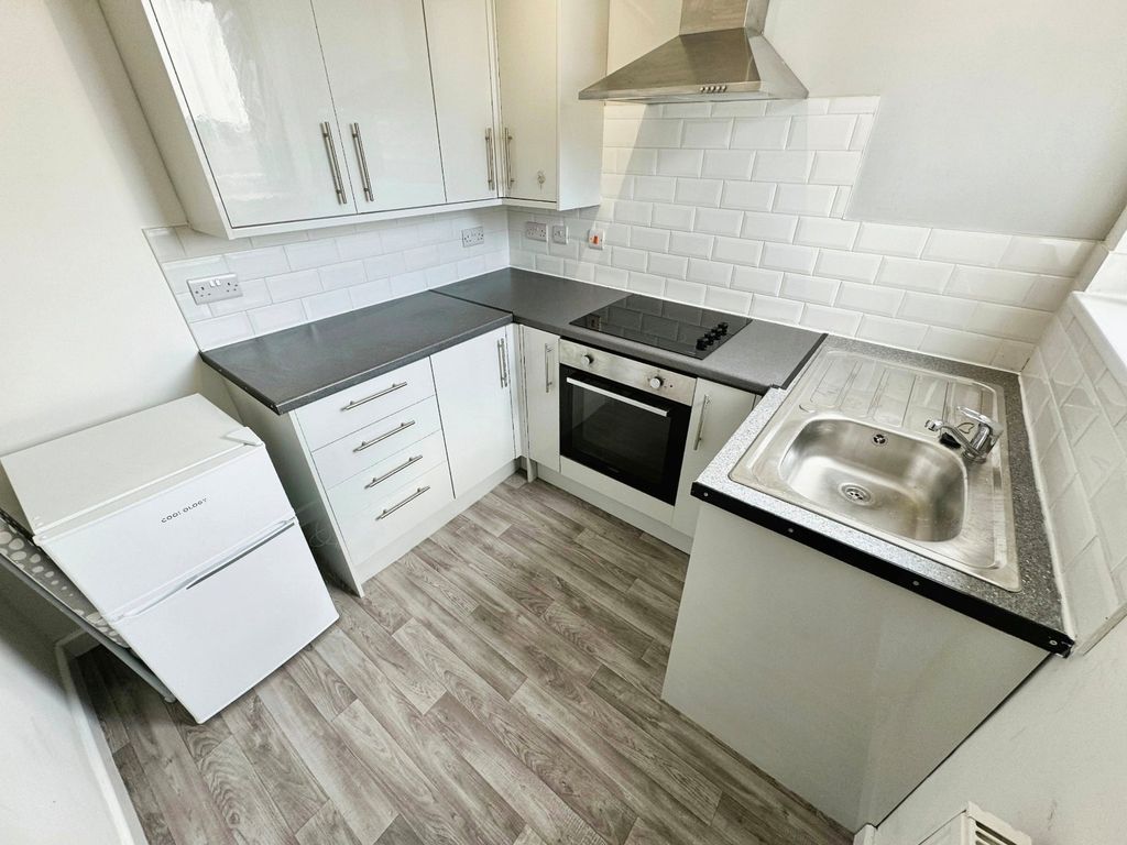 Property photo 3 of 6 Kitchen
