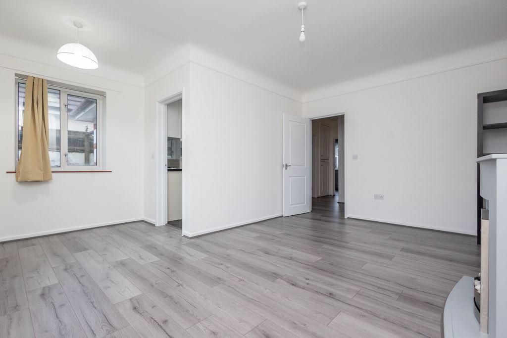 Property photo 3 of 13 R6M_0977