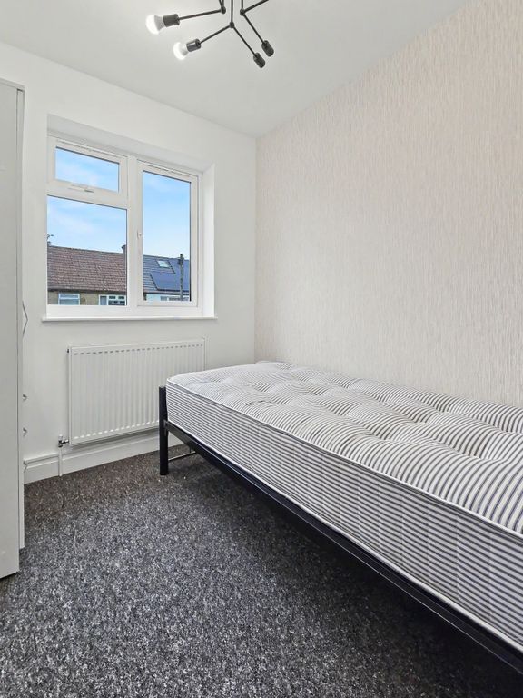 Property photo 1 of 6 Rm 1 - 499 Whippendell