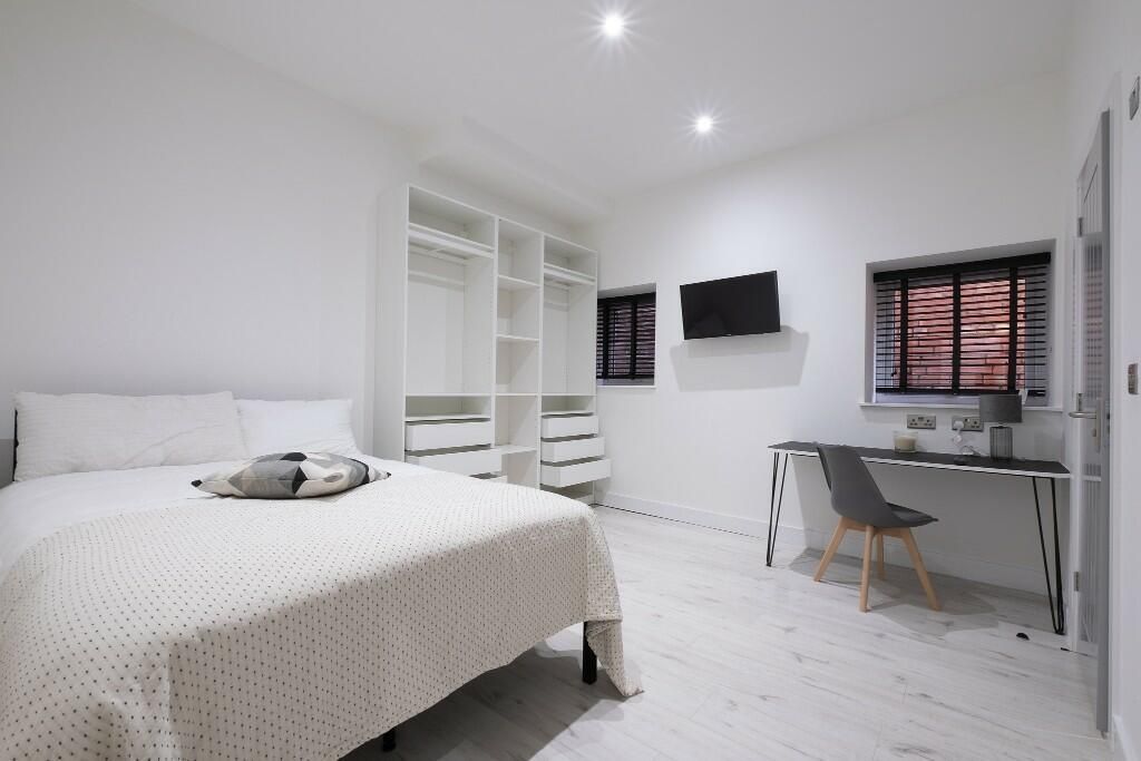 Property photo 3 of 14 Bright, Modern Double Bedroom With A Tidy Double B...