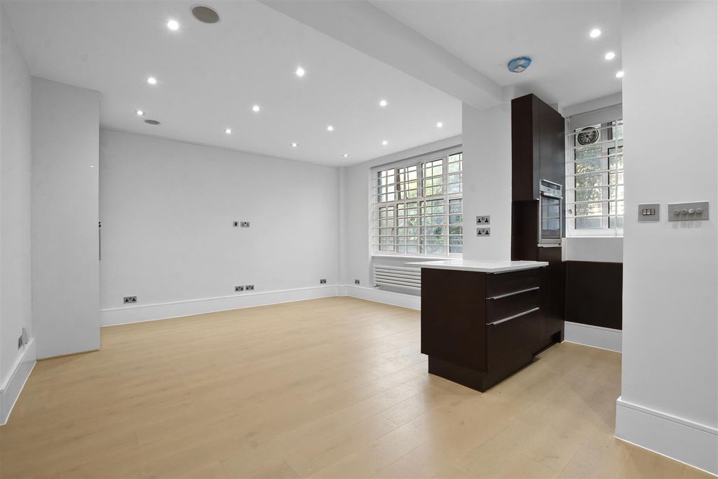 Property photo 2 of 7 Reception - 62 Kenton Court -Studio - Original (6)