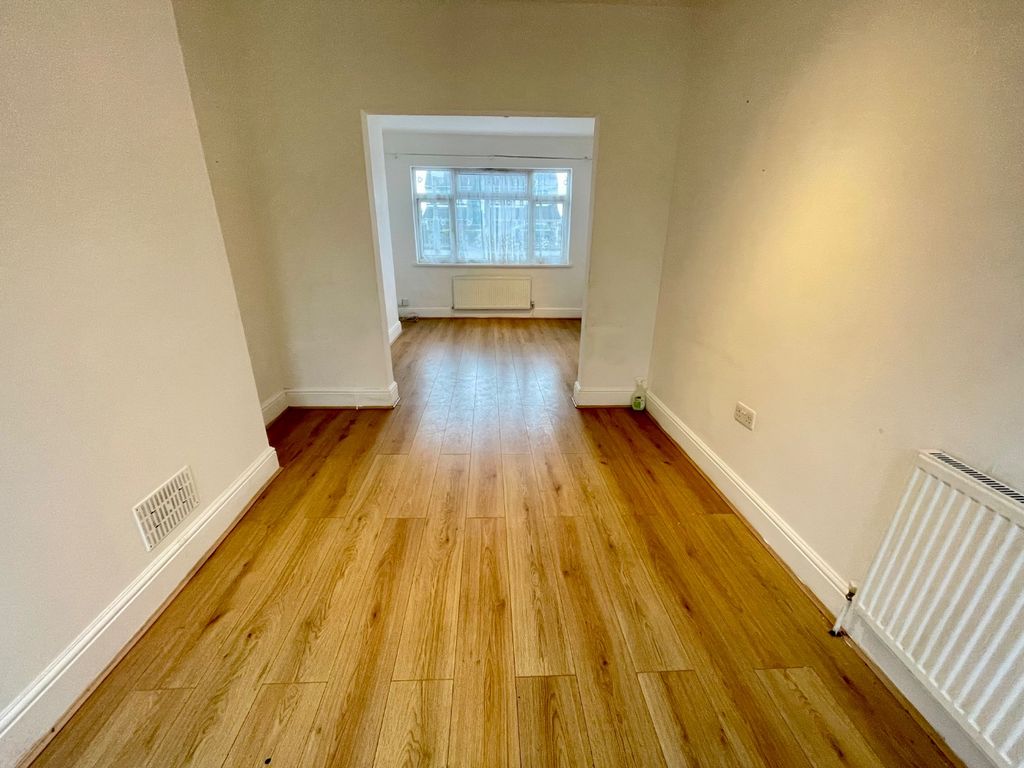 Property photo 3 of 11 4763914