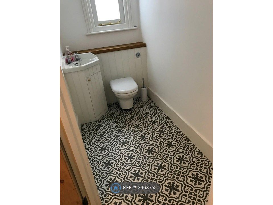 Property photo 3 of 11 Toilet