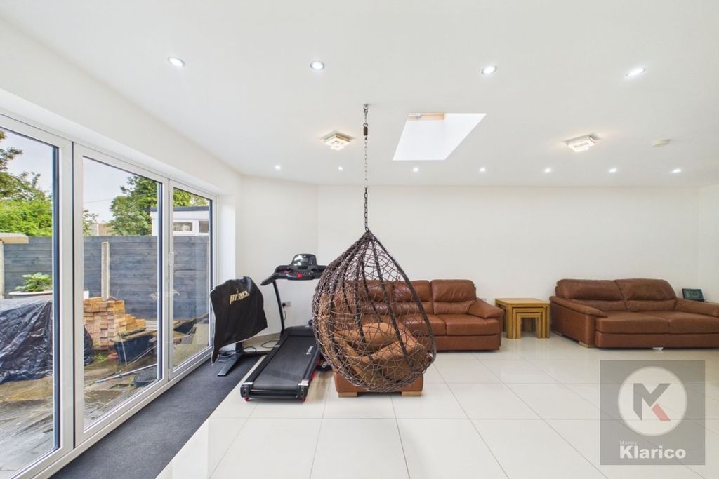 Property photo 3 of 28 Open-Plan