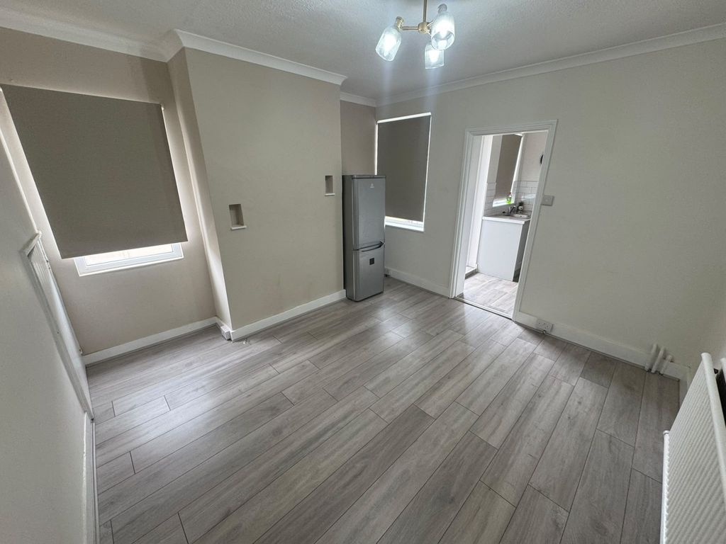 Property photo 1 of 6 3 Bed Semi-Detached House To Rent Nelson Road, Windsor Sl4