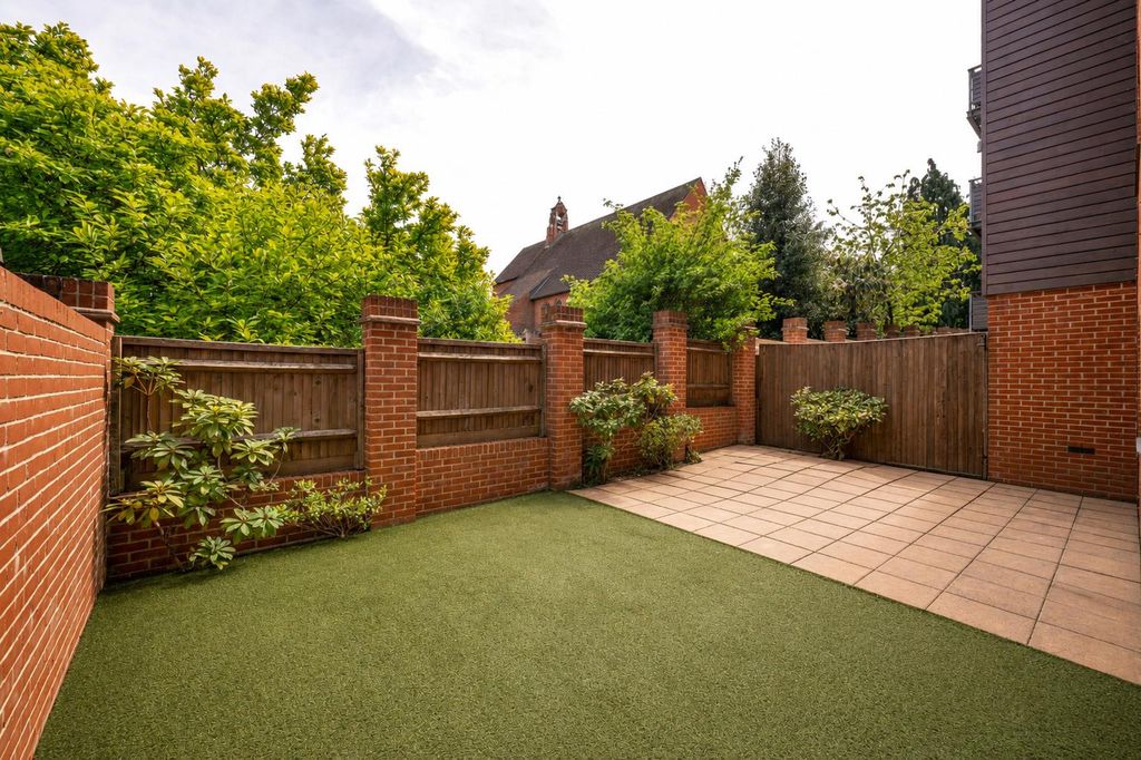 Property photo 3 of 9 Gardens