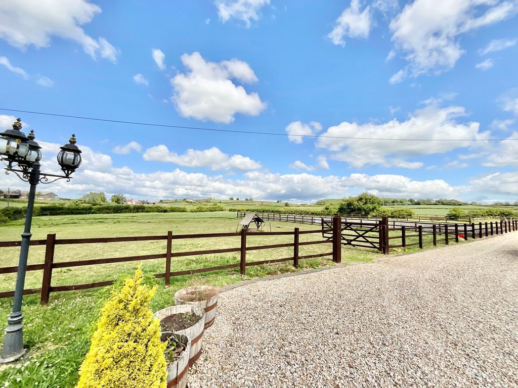 Property photo 2 of 33