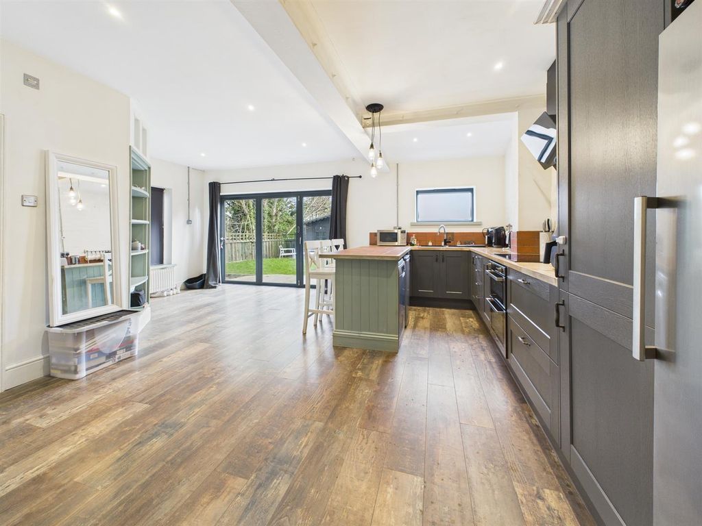 Property photo 2 of 18 Cam05510G0-Pr0139-Still005.Jpg