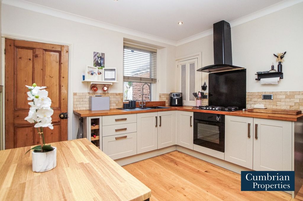 Property photo 2 of 20 Dining Kitchen