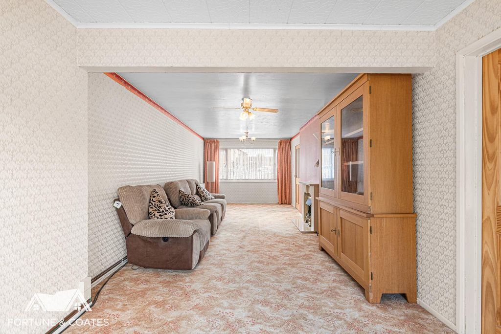 Property photo 3 of 17 Spencerscroft_28.Jpg
