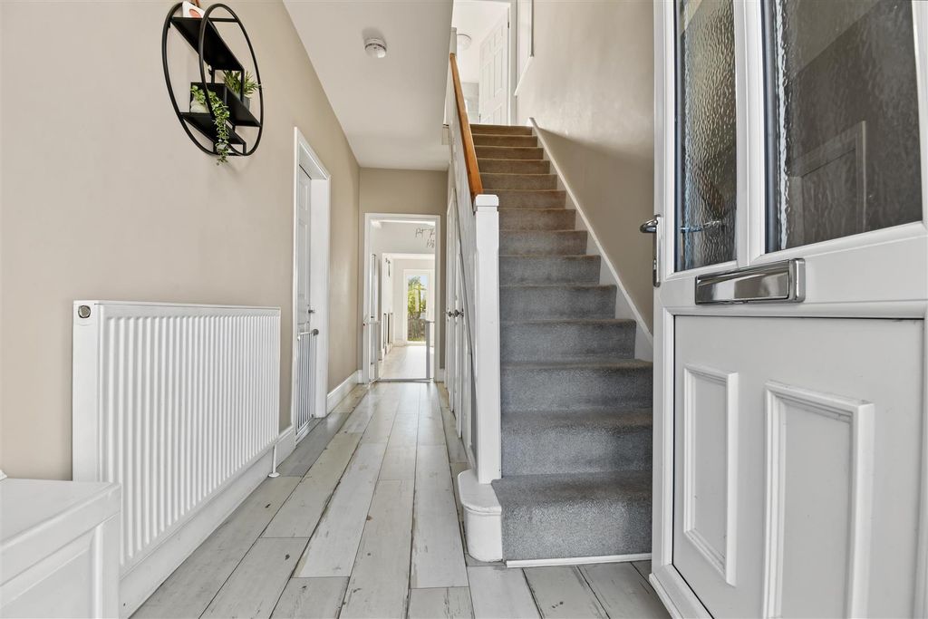 Property photo 3 of 22 Entrance Hallway
