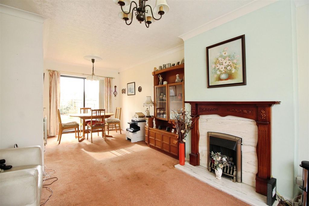 Property photo 2 of 11 Lounge/Dining Room