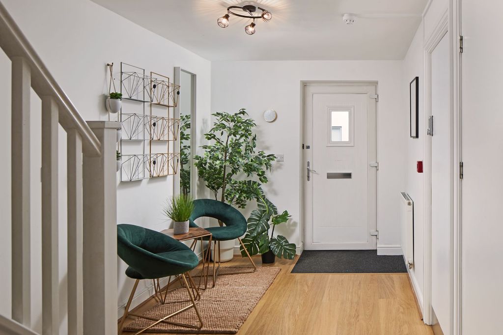 Property photo 3 of 11 Hallway